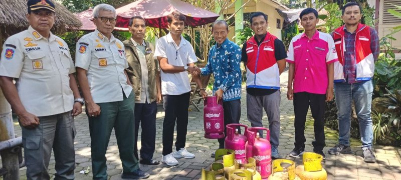 Foto Trade In Gas Melon ke Gas Pink di Salah Satu Kafe di Lotim Saat Disdag, Satpol PP, dan Pertamina Sidak Gas Melon di Lotim, pada Kamis (2/2/2026) Foto Trade In Gas Melon ke Gas Pink di Salah Satu Kafe di Lotim Saat Disdag, Satpol PP, dan Pertamina Sidak Gas Melon di Lotim, pada Kamis (2/2/2026)